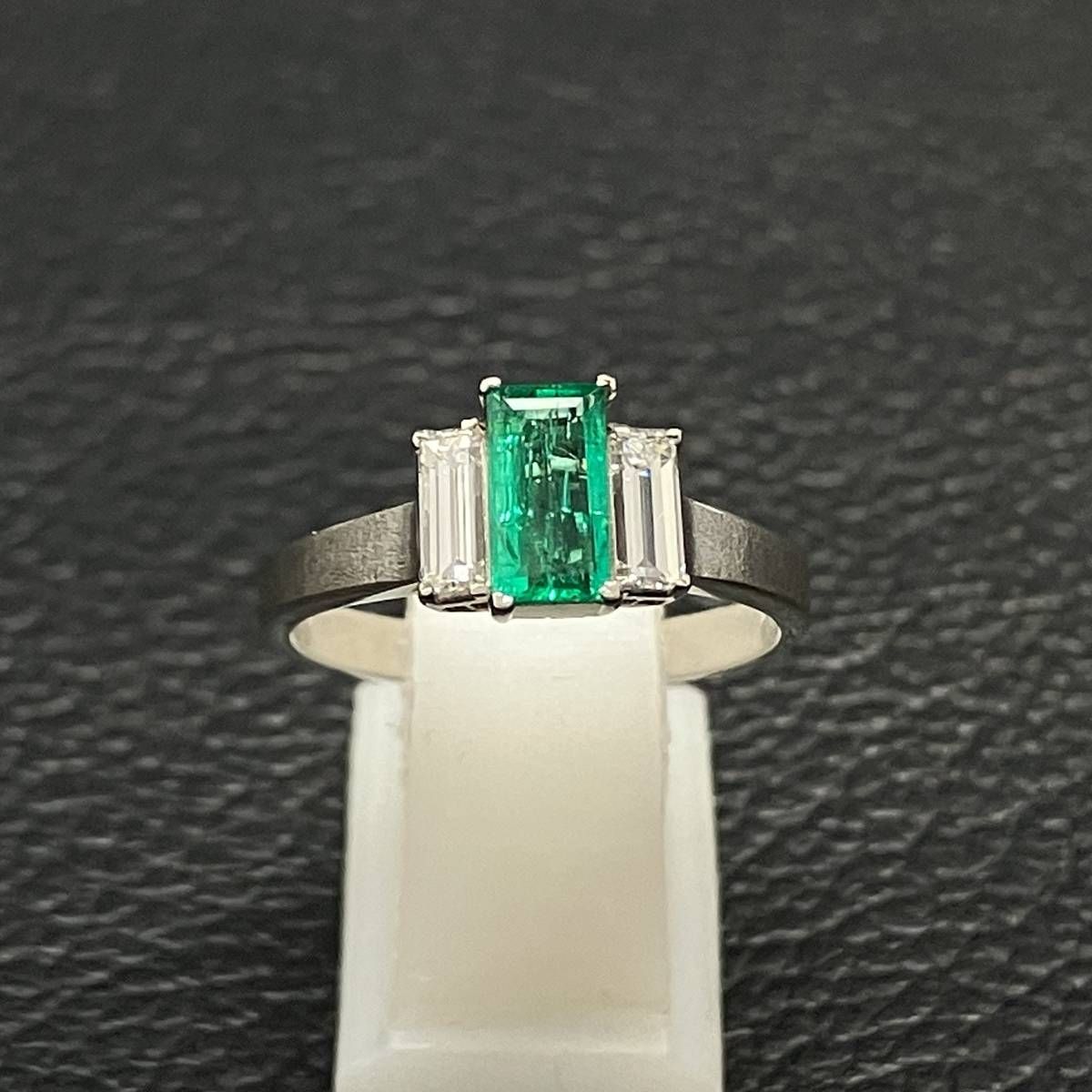 鑑別カード付 新品仕上済み 天然 エメラルド 0.44ct ダイヤ 0.39ct デザイン リング Pt900 11号 4.5g プラチナ 指輪