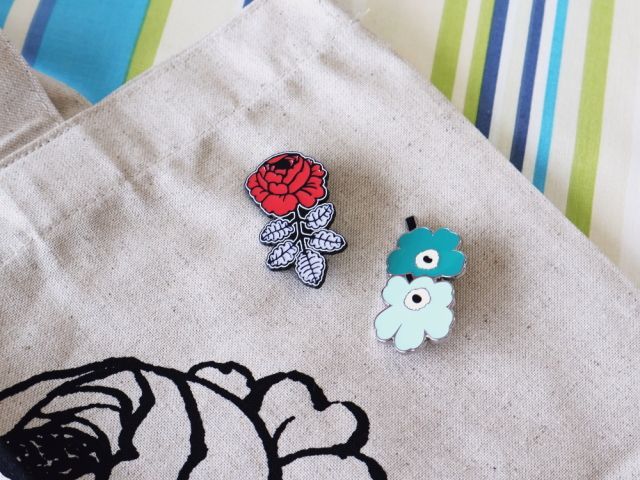 marimekko ピンバッジ　ウニッコ　ヴィヒキルース マリメッコ ピンバッジ 2点セット ウニッコ ヴィヒキルース