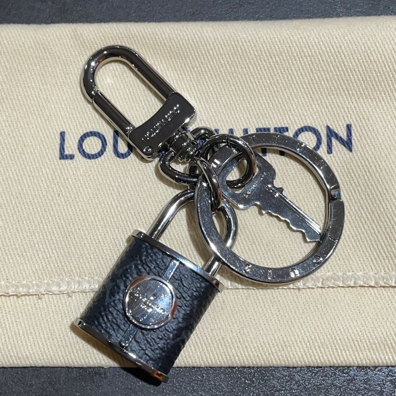 国内正規 美品 LOUIS VUITTON モノグラムエクリプス キーホルダー 
