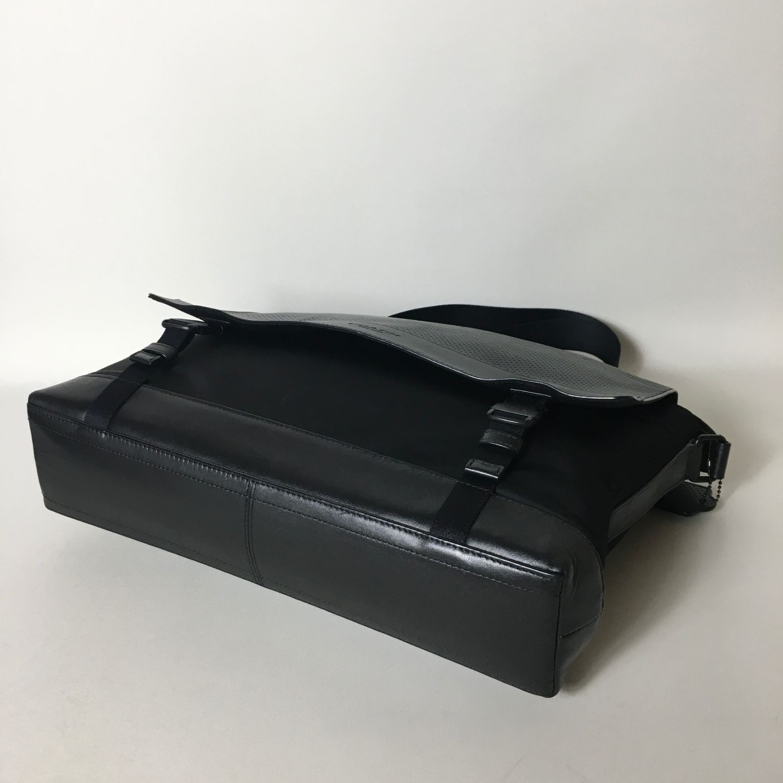 2507-156｜美品｜コーチ メッセンジャーバッグ レザー ブラック - メルカリ
