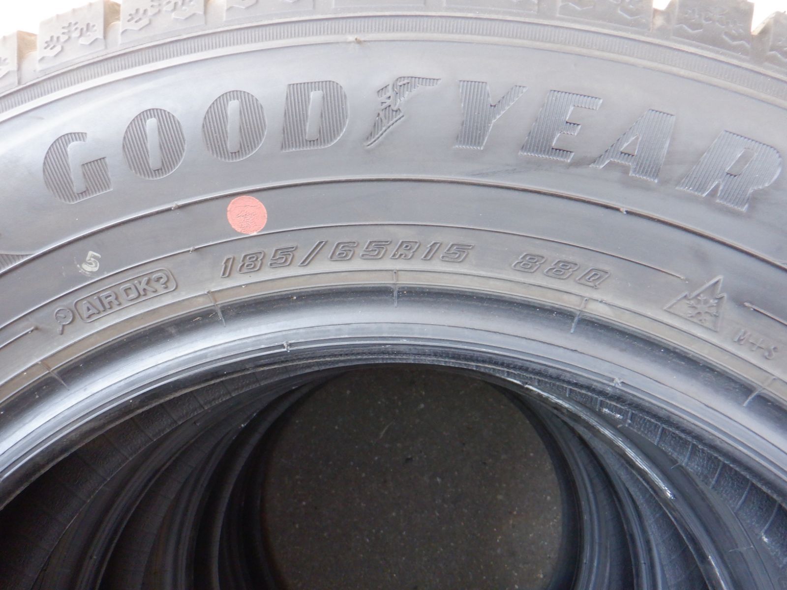 未使用に近い 185/65R15 グッドイヤー アイスナビ8 2024年製 4 未使用に近い 185/65R15 グッドイヤー アイスナビ8 2024年製 4
