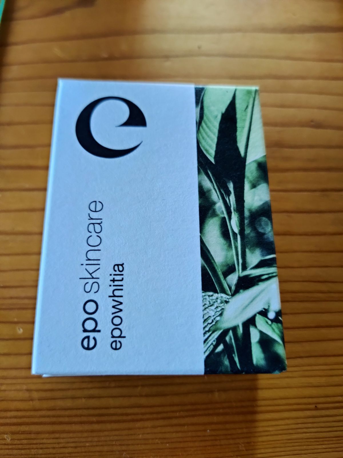 新品未使用　エポホワイティア　美容液　30ml 　４本セット Amazon.co.jp: エポラ エポホワイティア 美容液/原液 (馬 プラセンタ