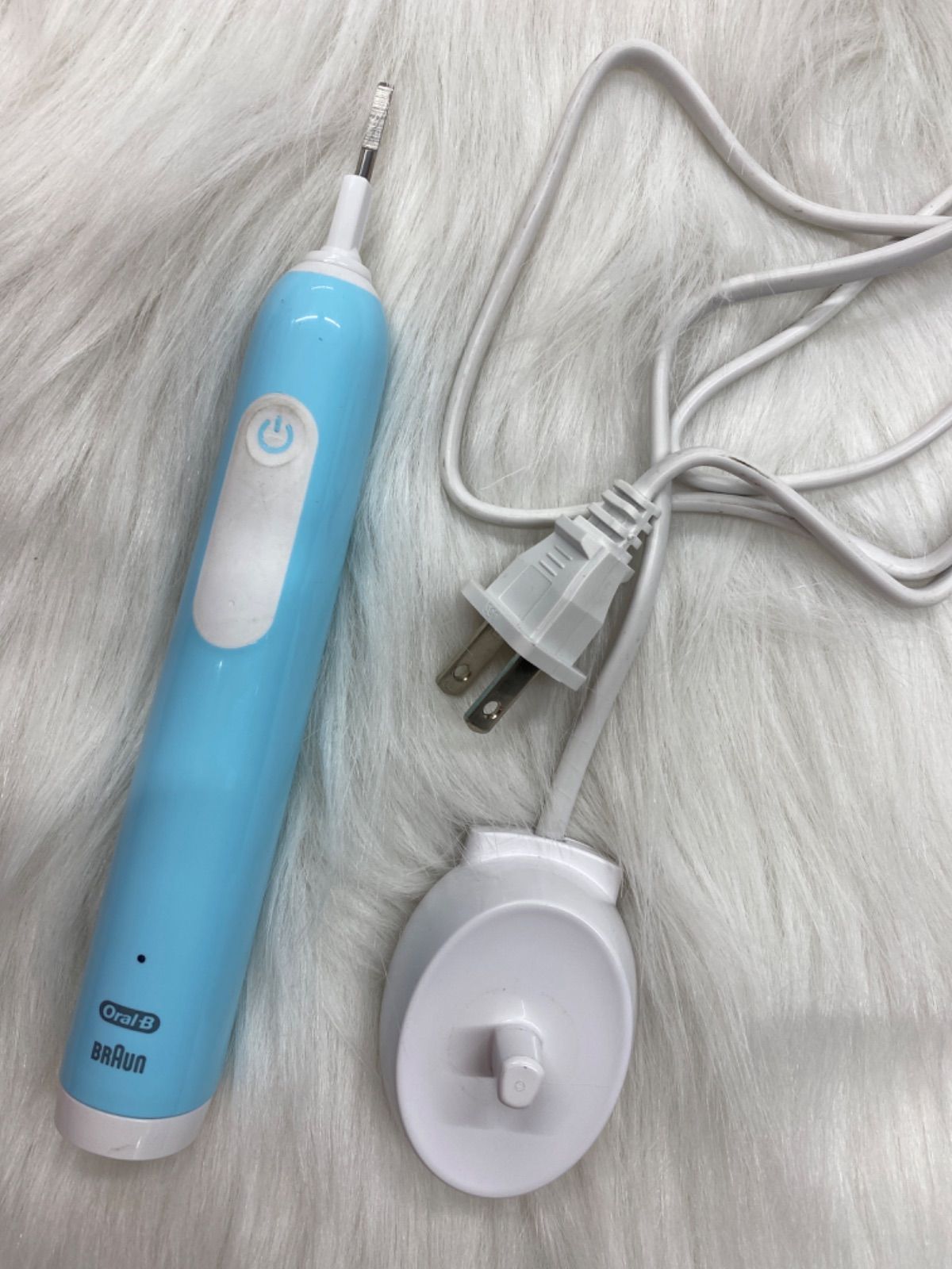 【未使用品・買取品・本体、充電器のみ】u003cu003c替えブラシ付u003eu003eブラウン BRAUN D3055133CB 電動歯ブラシ ブラウンオーラルB PRO1 カリビアン