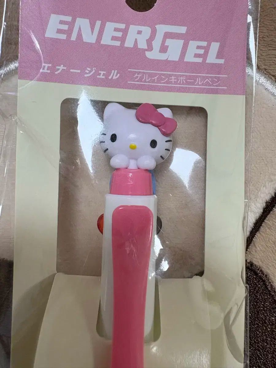 サンリオ キティ ハローキティ(HELLO KITTY) フィギュア 2 カラー 花びらの エネルゲル ボールペン ハローキティ|サンリオ | ハローキティ Official ハローキティ」50周年、「カワイイ」魅力の謎と進化をたどる Kitty展-わたしが変わるとキティも