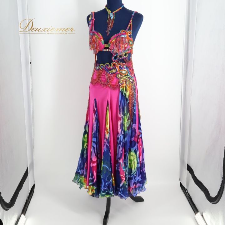 ベリーダンス オリエンタル 衣装 上下セット ベラ Bella ピンク系 ブルー系 青 グリーン系 緑 ビーズ スパンコールラメ 装飾 ラメ 練習 舞台 発表会 カラフル 豪華 煌びやか トップス スカート セット スリット