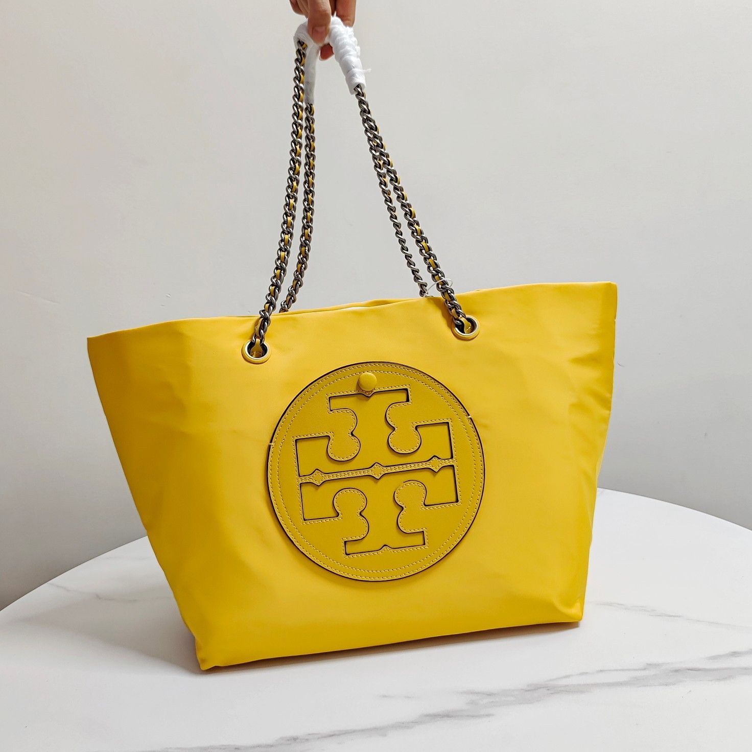 本物 NWT Tory Burch Ella ロゴ チェーン リサイクル ナイロン トート ショッパー チェーンナイロントートバッグ イエロー  新品未使用 ￥51,700 関税込み - メルカリ