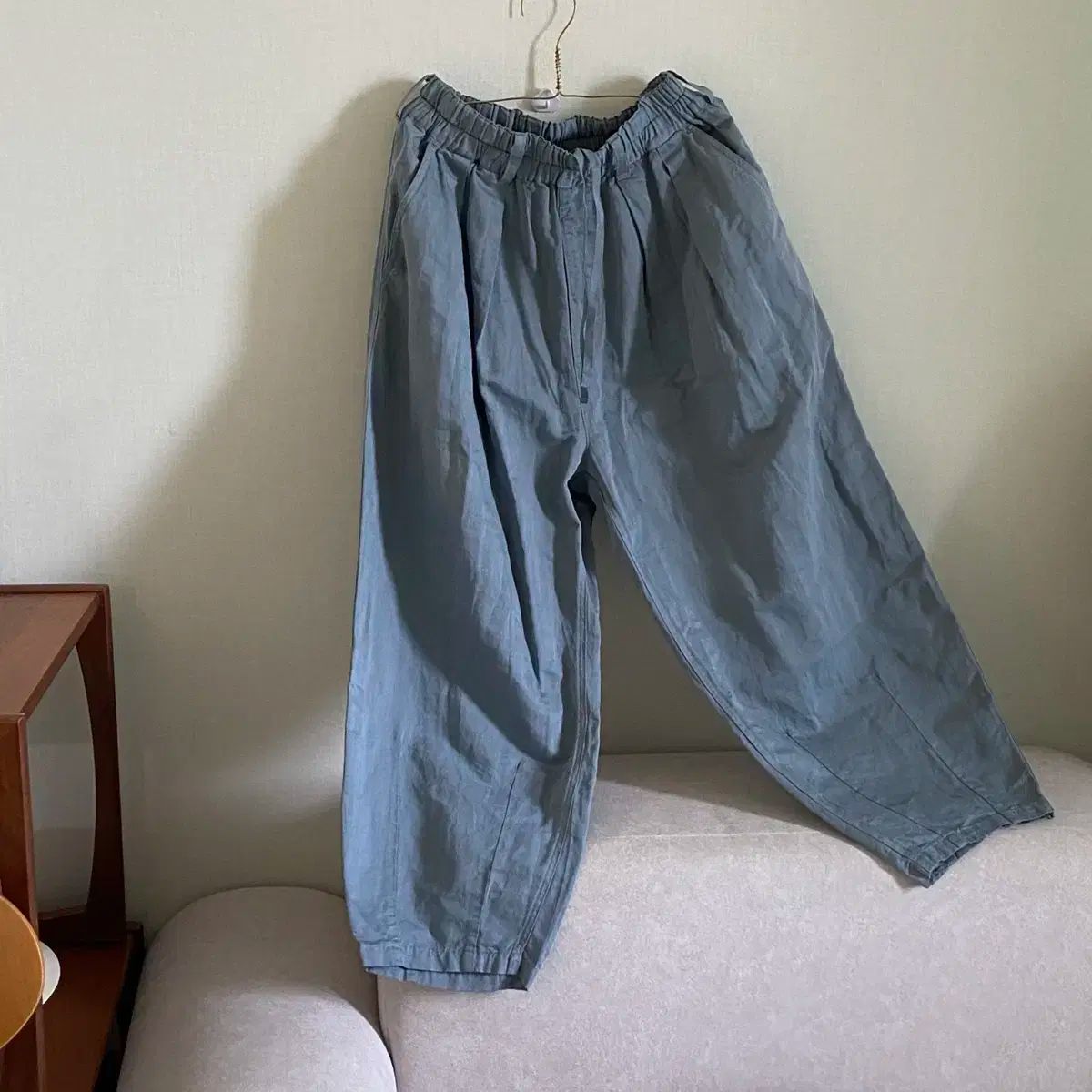 ネストローブ　コットンリネンサテンコクーンイージーパンツ　L.BLUE コットンリネンサテンコクーンイージーパンツ” 張りがある素材で