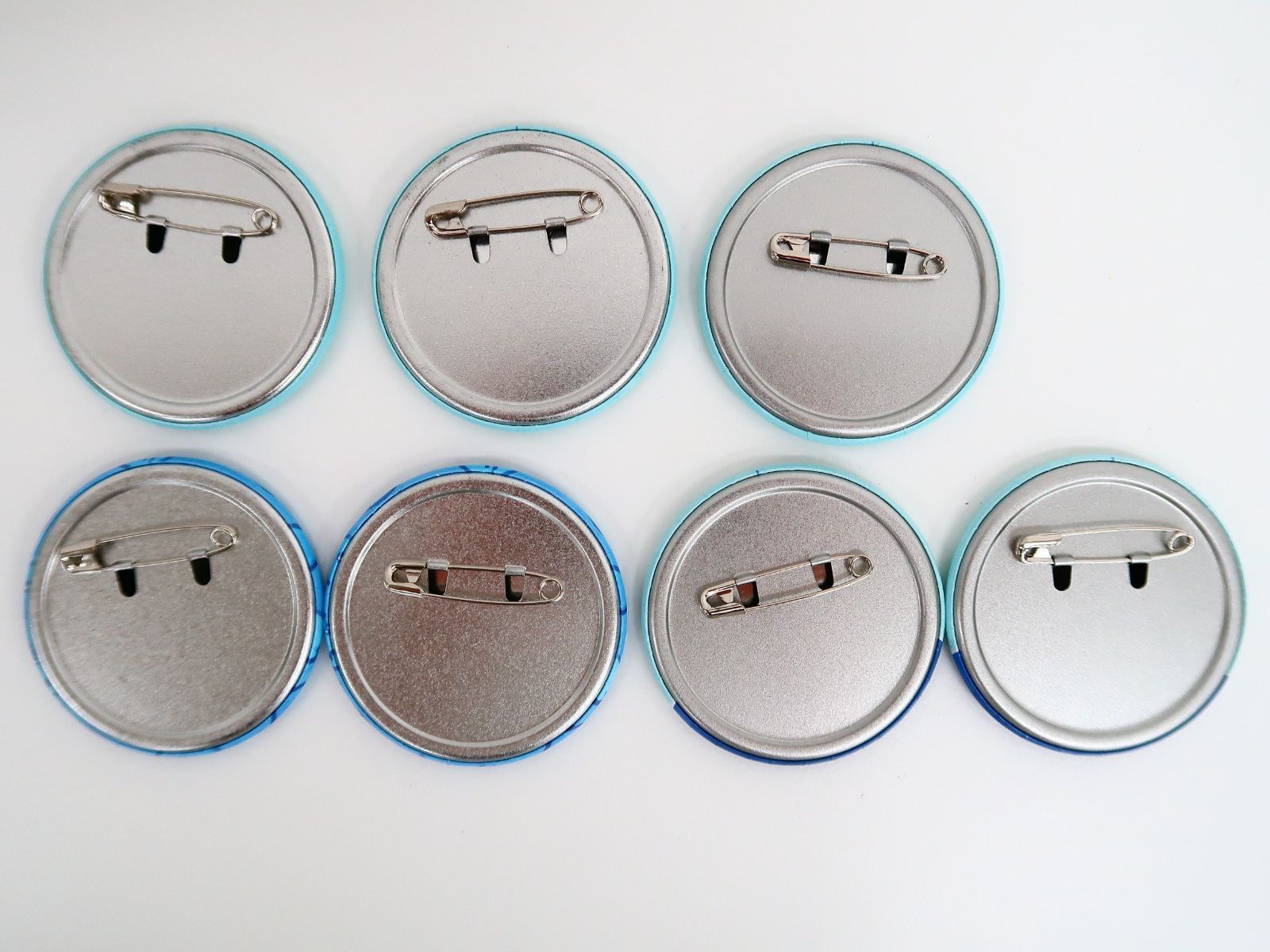 らっだぁ　缶バッジ　東京レッド らっだぁ 缶バッジ 東京レッド - メルカリ