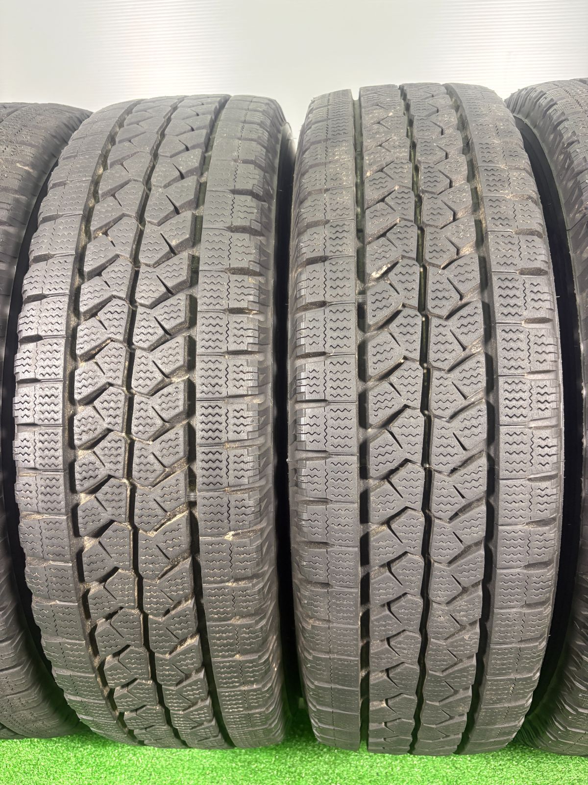 他まとめ売り 205 70R16 LT ブリヂストン W979 製 6本 冬タイヤ スタッドレス TA582 【人気急上昇】