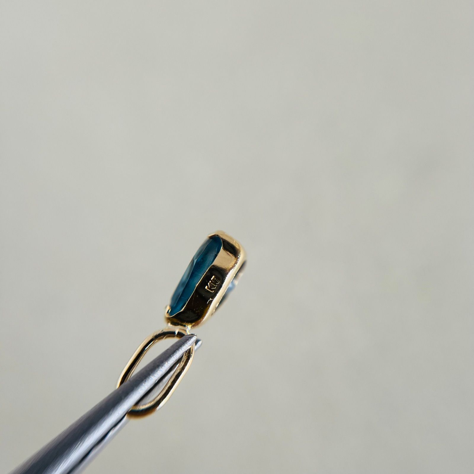 ブルートパーズ ペアシェイプ6×4㍉ K18ペンダントヘッド 6mm ロンドン