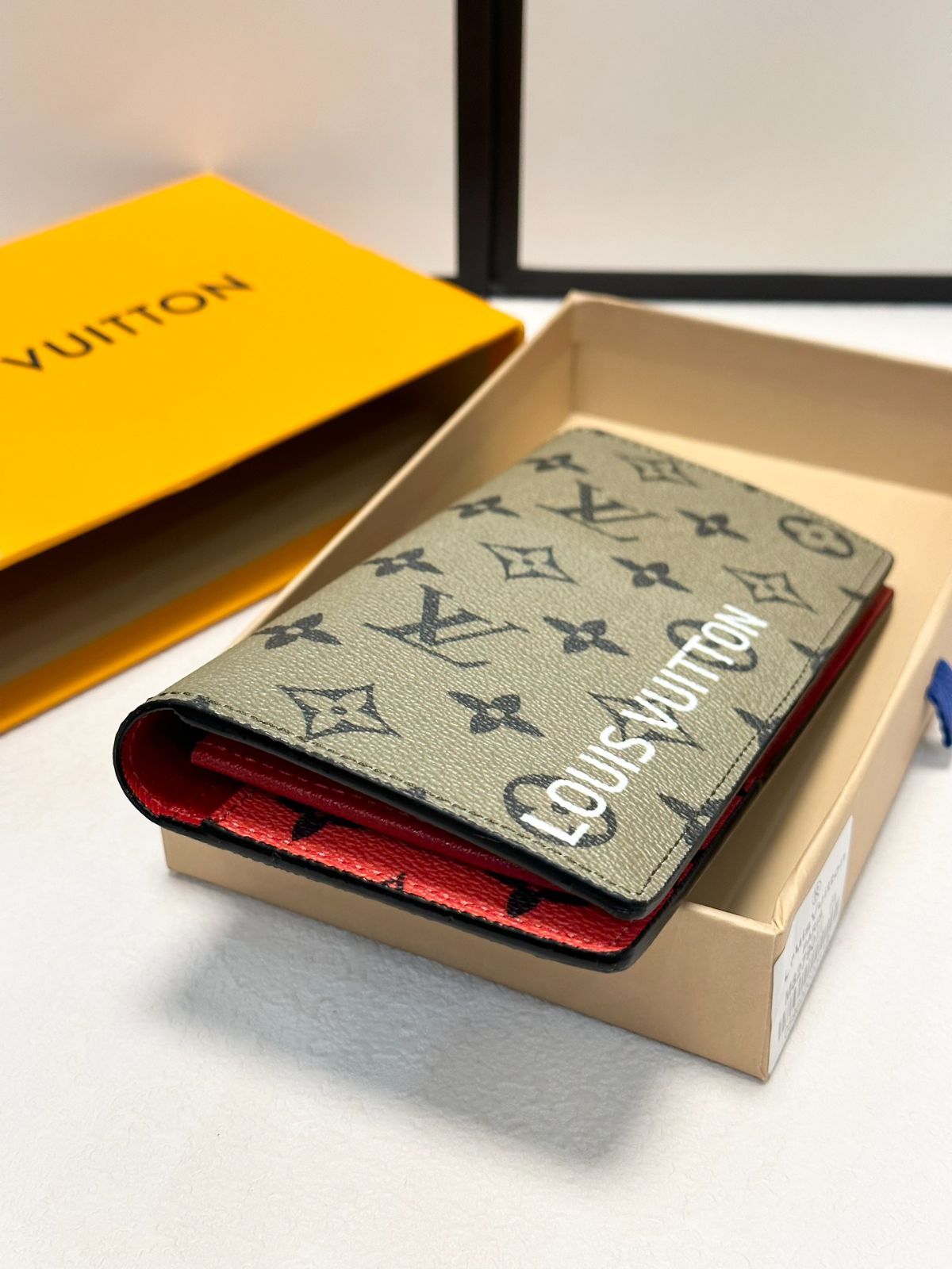 LV 老花と赤色の長財布