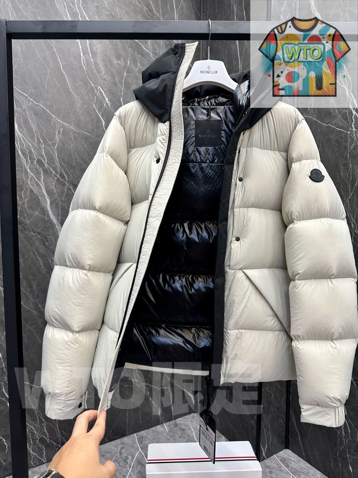 MONCLERモンクレール 白い短い男性｜本日限定特価｜新品未使用