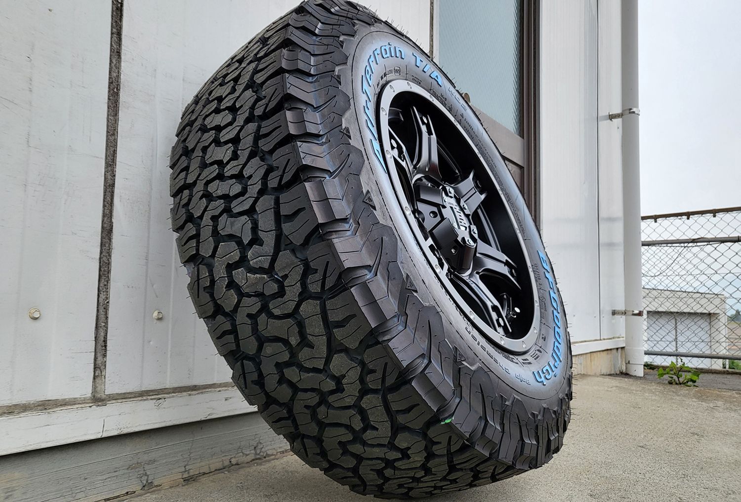 プラド・FJクルーザー・サーフ 等 LEXXEL OutLaw offroad style 17インチ BF グッドリッチ オールテレン KO2  265/65R17