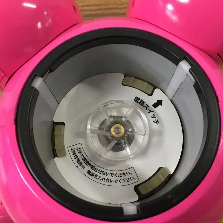 当選品!きゃりーぱみゅぱみゅアイスの実ックスマシーン3色セット!世界限定100台 アイスの実ックスマシーン」を手にポーズを決めるきゃりーぱみゅ