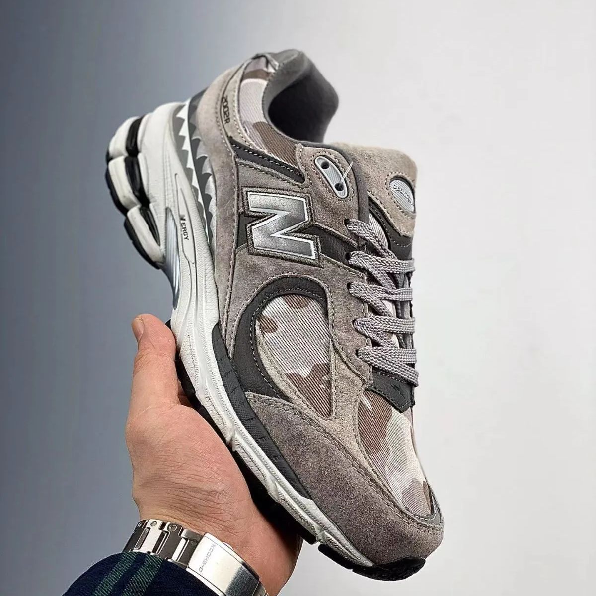 ニューバランスA BATHING APE x New Balance NB 2002Rスニーカー - メルカリ