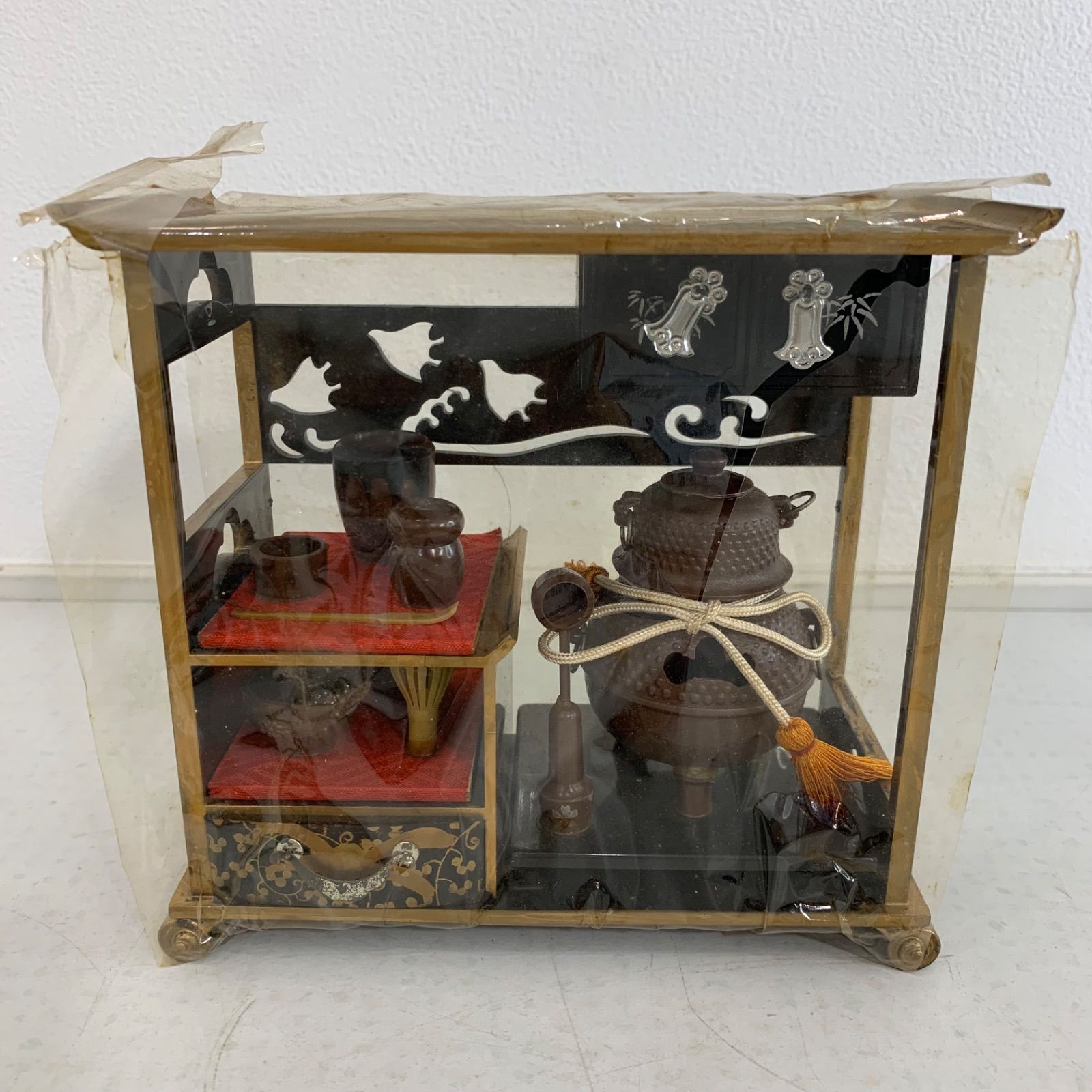 古い雛道具◆御三ツ揃◆木製 蒔絵 唐草 漆器 雛人形 骨董 ドールハウス 古い雛道具◇御三ツ揃◇木製 蒔絵 唐草 漆器 雛人形 骨董 ドール
