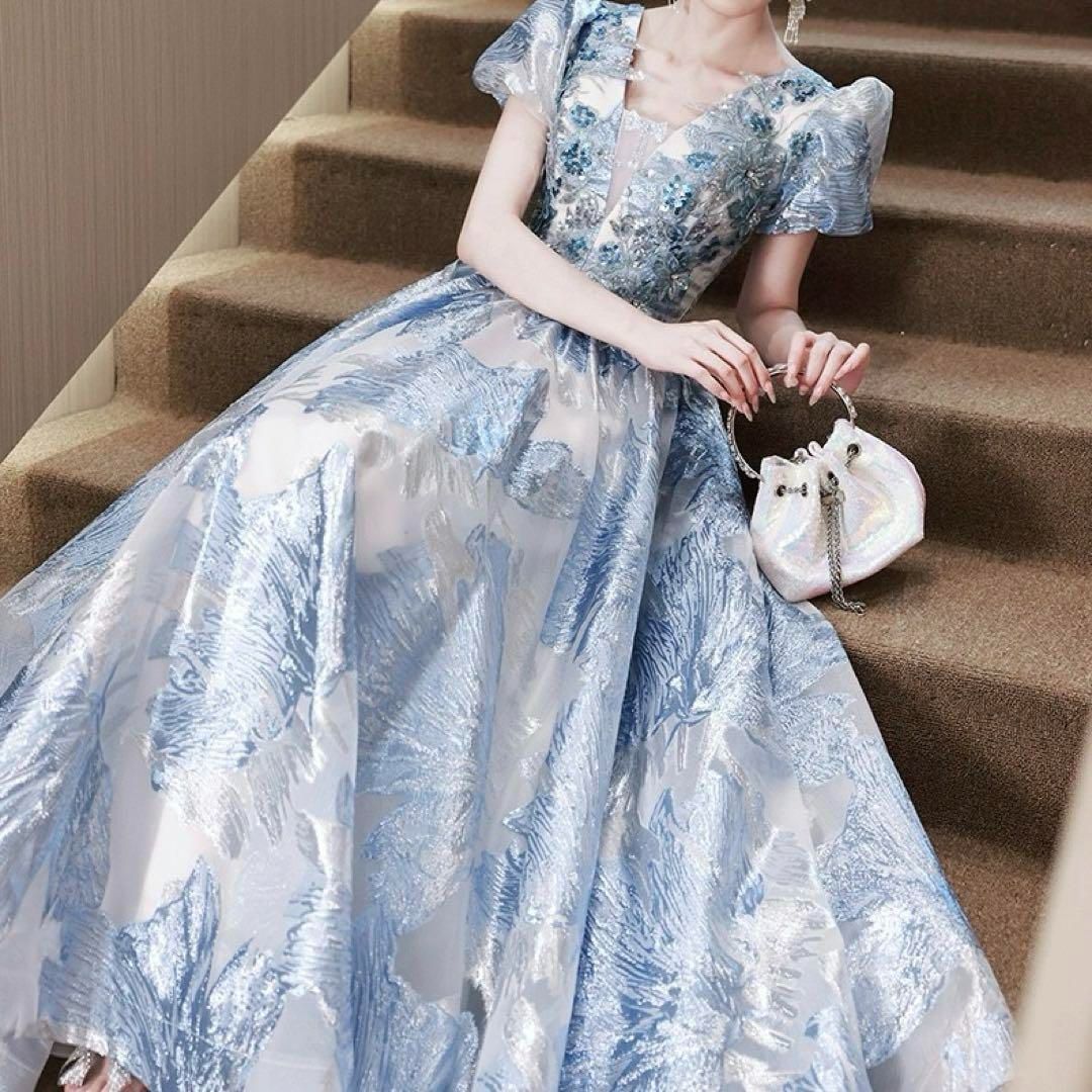 全面にお花のデザインが施されたゴージャスなパフスリーブドレス