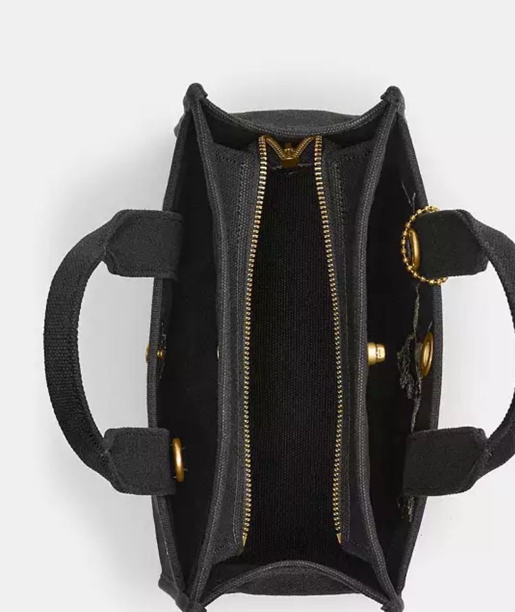 Coach 刺繍カーゴトートバッグ レキシー黒26アウトレット カーゴ トート バッグ 26・レキシー プリント 日本限定 - メルカリ