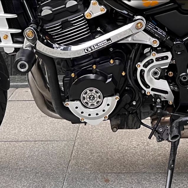 z900rs　スプロケットカバー　スプロケカバー　チェーンガード　銀、黒