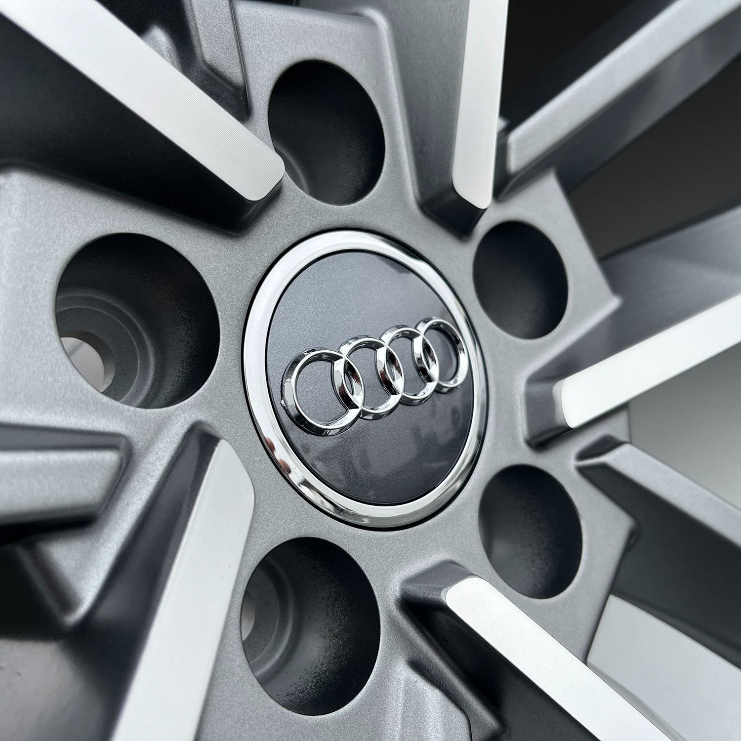 新品 Audi アウディタイヤホイールセット 純正ボルト対応 20インチ 
