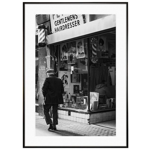 イギリス写真 ロンドン レザー レーン 理髪店の前を歩く男性 インテリア モノクロアートポスター額装 AS1839