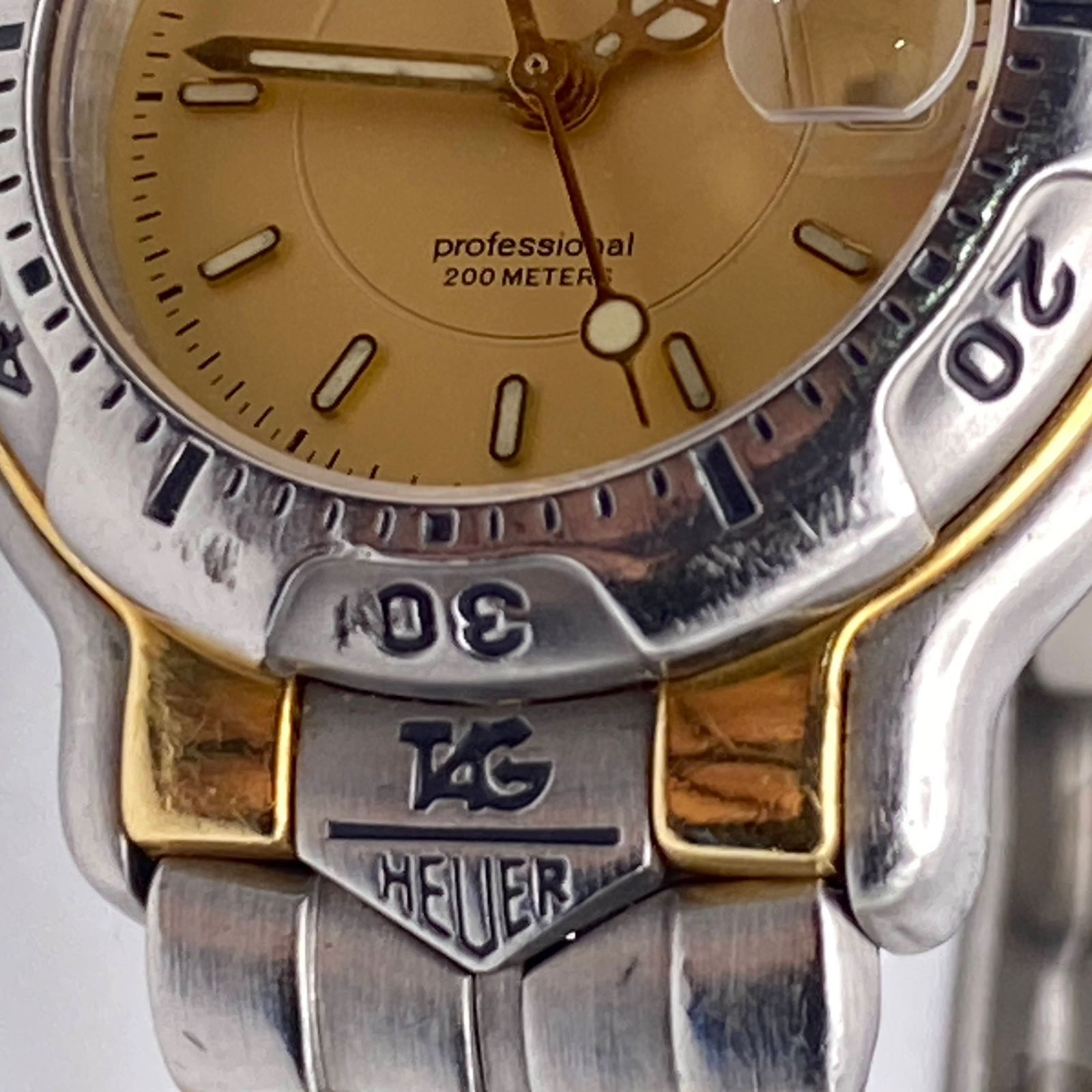 タグホイヤー TAG Heuer クオーツ 電池式 プロフェッショナル 200m