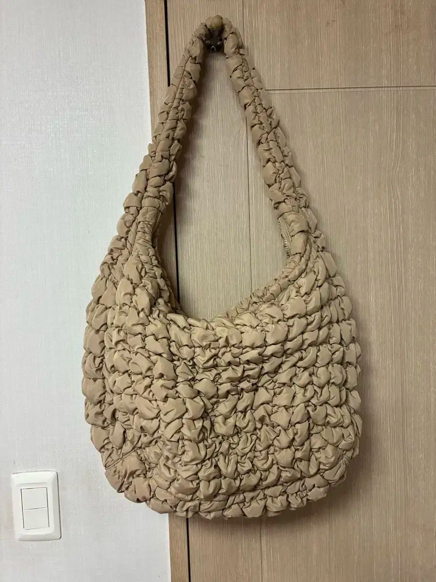 free COS オーバーサイズ キルト クロスバッグ ベージュ