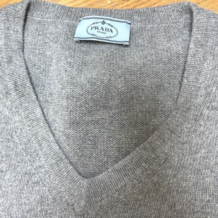 PRADA グレー ニットベスト 38 PRADA グレー ニットベスト 38 中古・古着通販】PRADA (プラダ) ロゴ