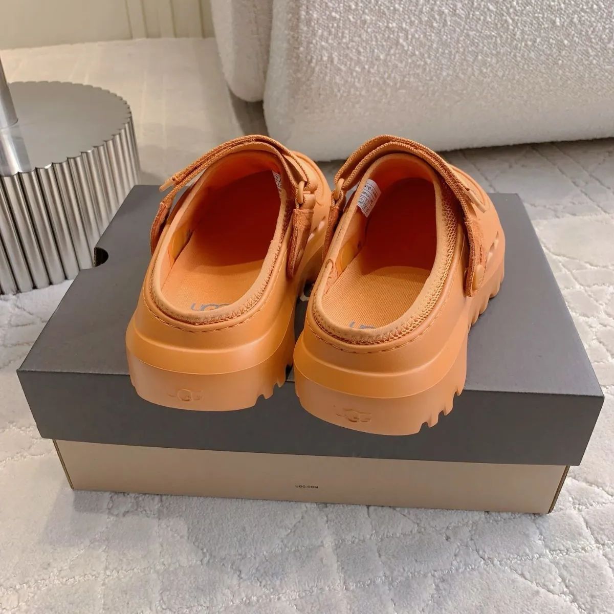 お中元 お歳暮 お年賀 夏 冬 年末年始のご挨拶 ギフト 通販な UGG 新品 アグ 男女兼用 オレンジ ユニセックス厚底サンダル 靴