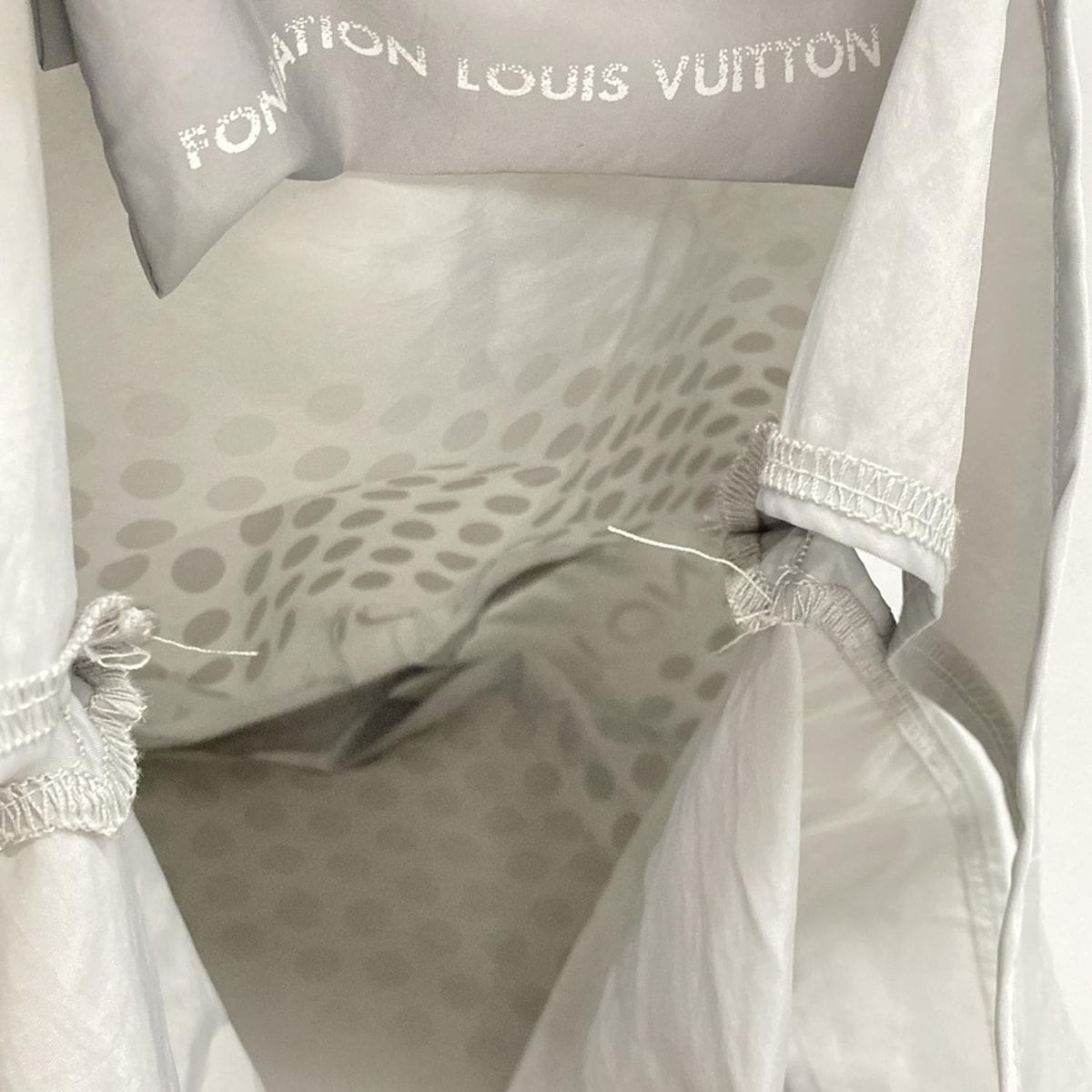 ルイヴィトン美術館パリ 限定品 エコバッグ ホワイト 即発】Fondation Louis Vuitton 美術館 エコバッグ パリ限定