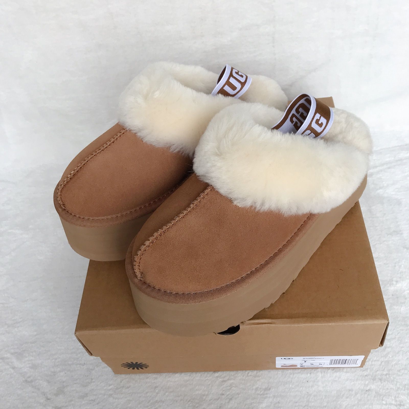 送料無料でお届け UGG スリッポン 厚底 ファンケット Chestnut 23cm