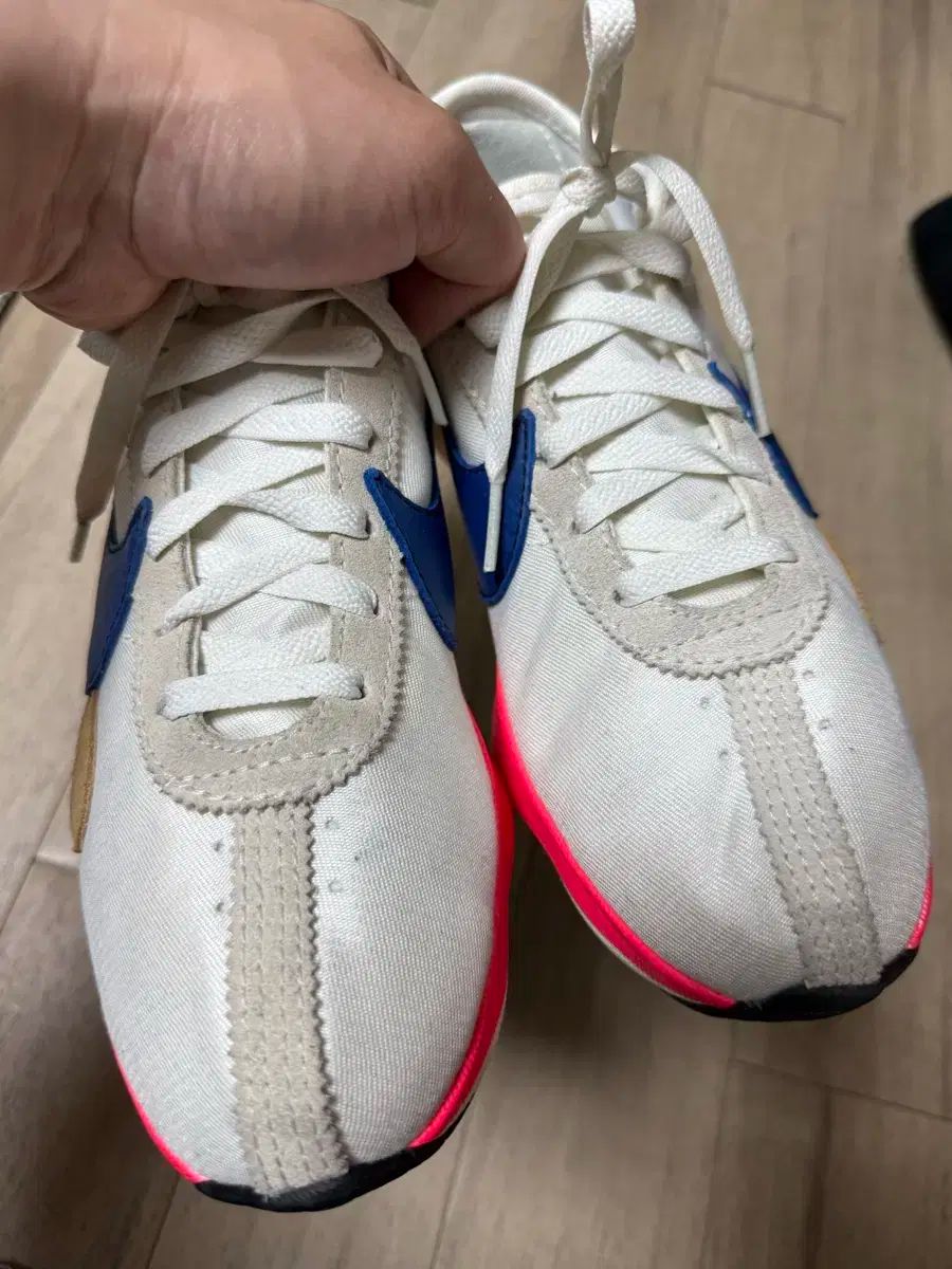 NIKE