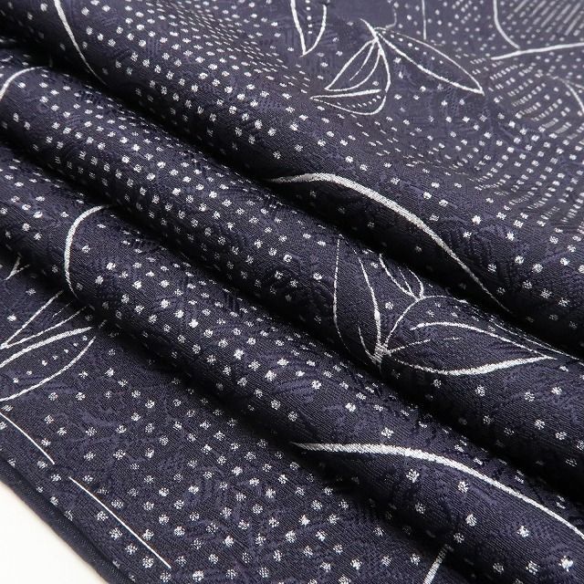 心射止めて振り返るお洒落小紋の花語り