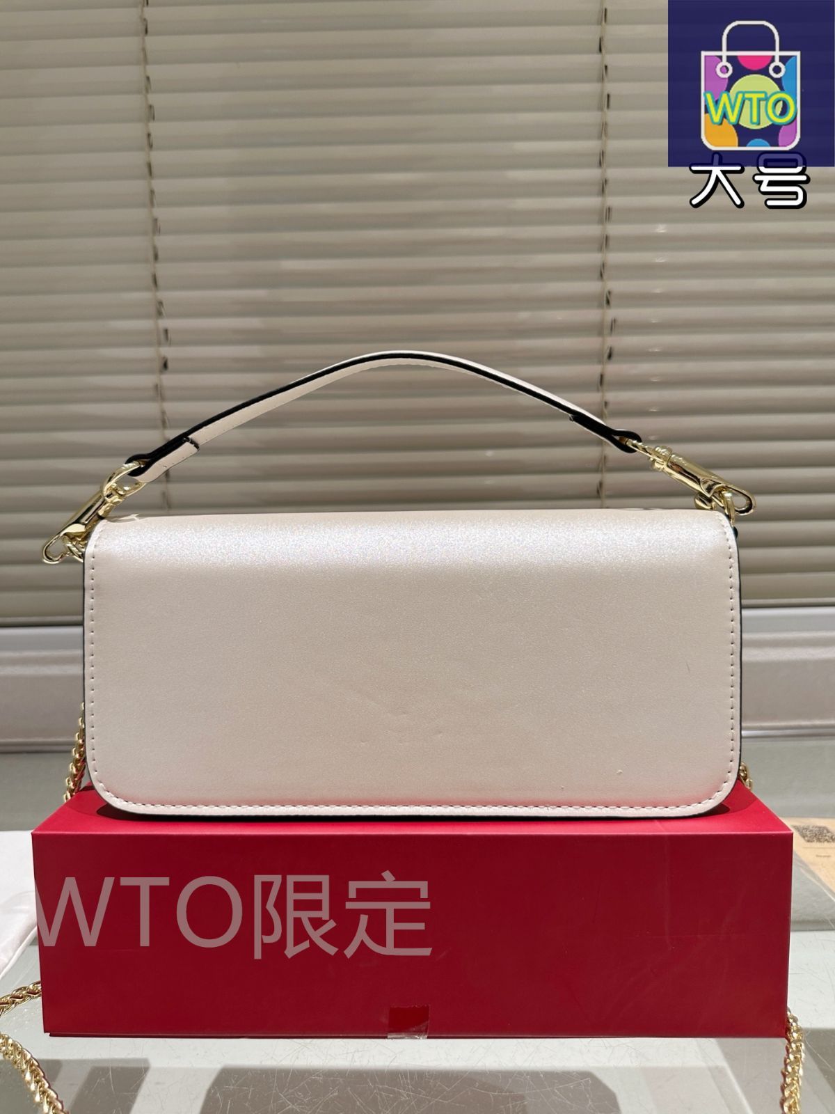 正規店買付【VALENTINO】LOCO レザー ショルダーバッグ Valentino Garavani Locò Women's Shoulder Bags | Valentino