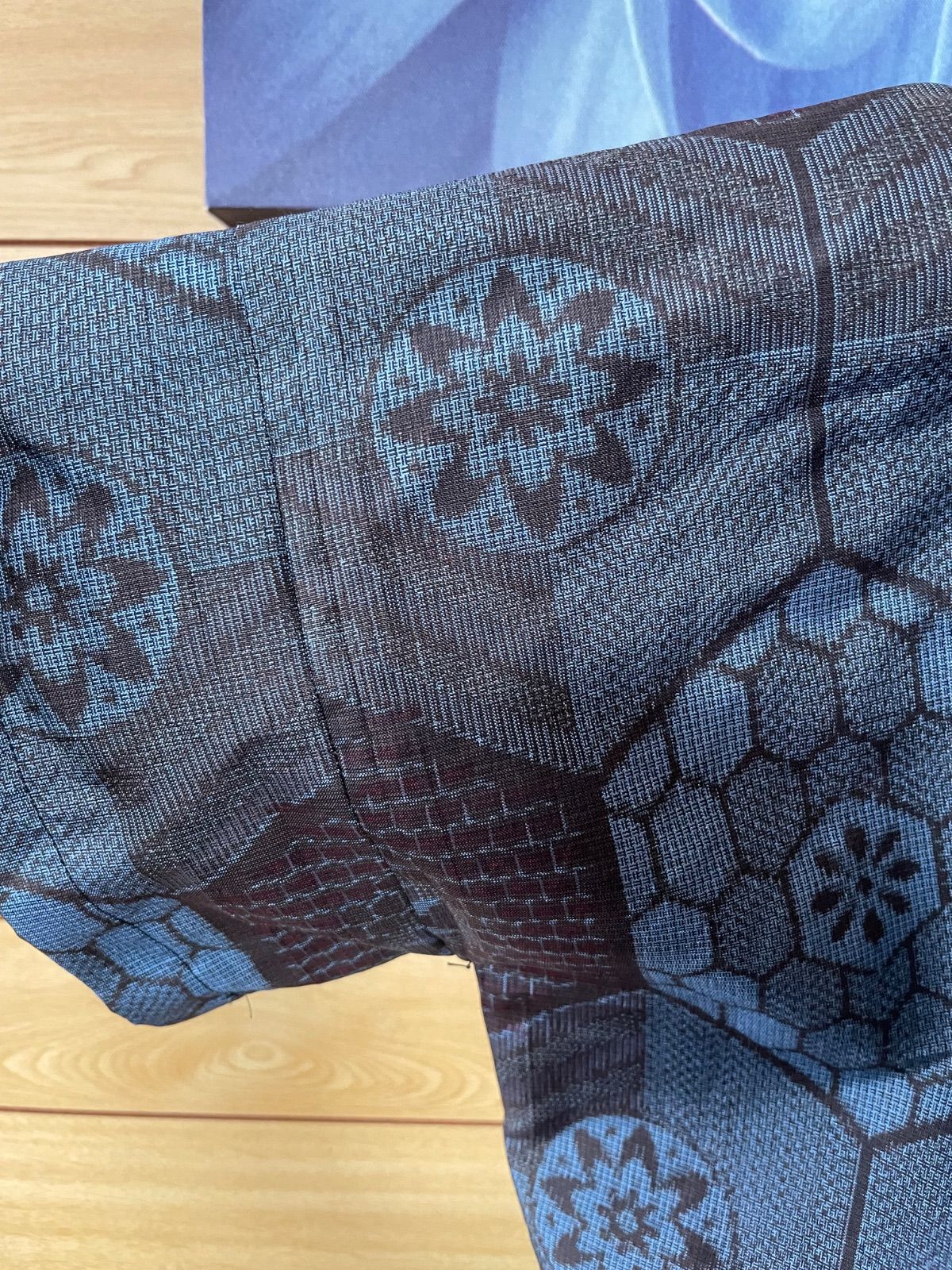 お値下げ 着物リメイク 大島紬 大きなロールカラーの ブラウス 着物リメイク 大島紬 ロールカラー Tブラウス - メルカリ