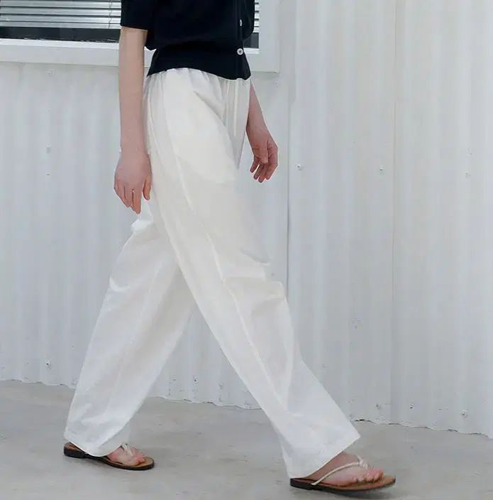 URAGO(ウラゴ) シャーリング パンツ 白