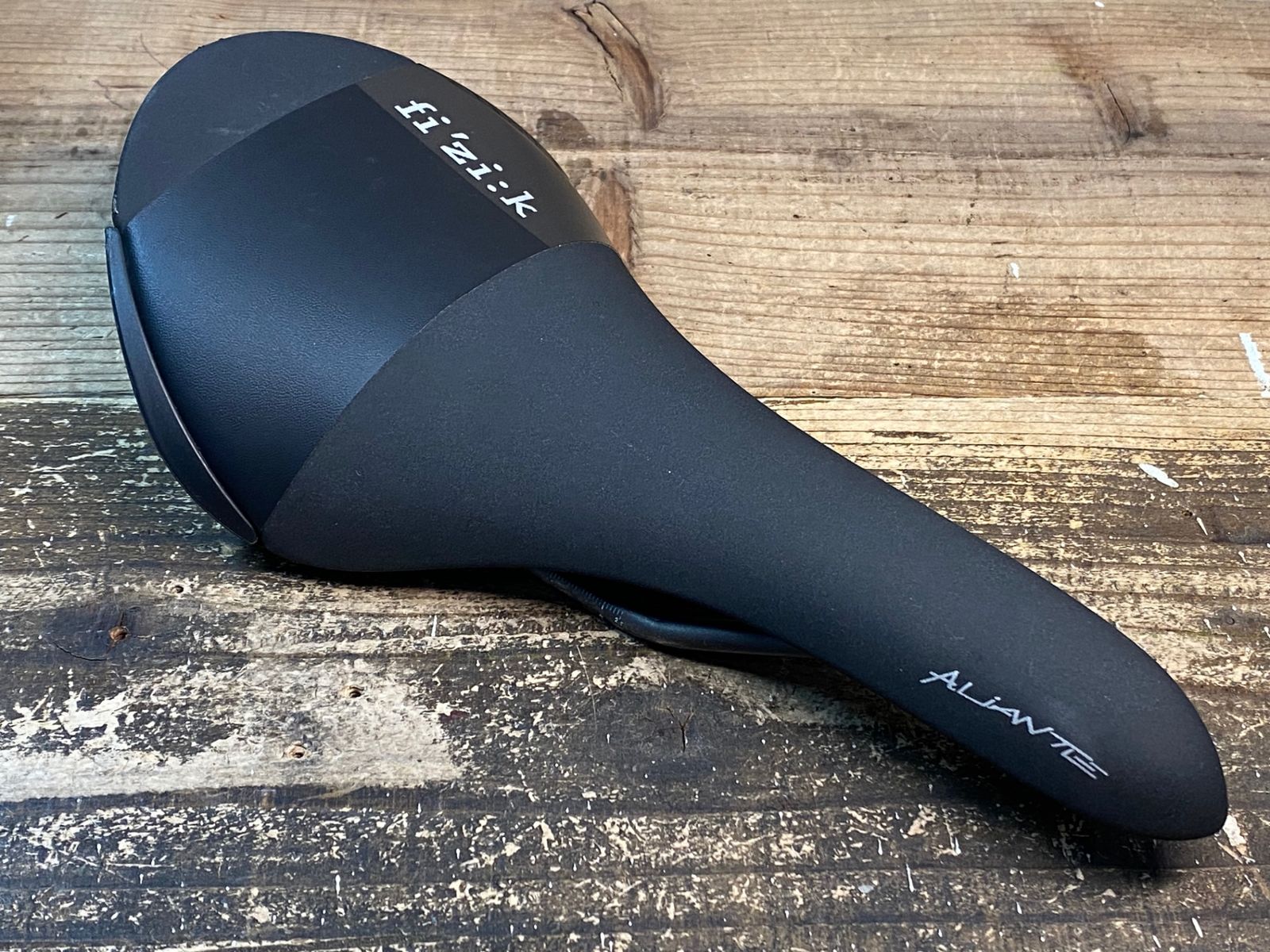 JA602 フィジーク fizik アリアンテ ALIANTE R5 サドル 黒 実測136mm