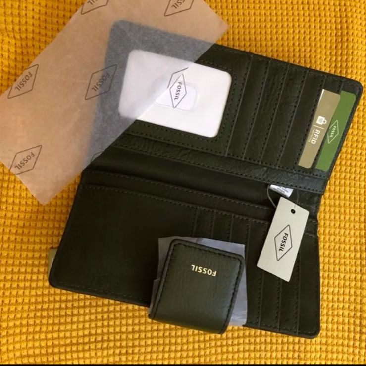 新品》FOSSIL☆タブクラッチ長財布(グリーン) - メルカリ