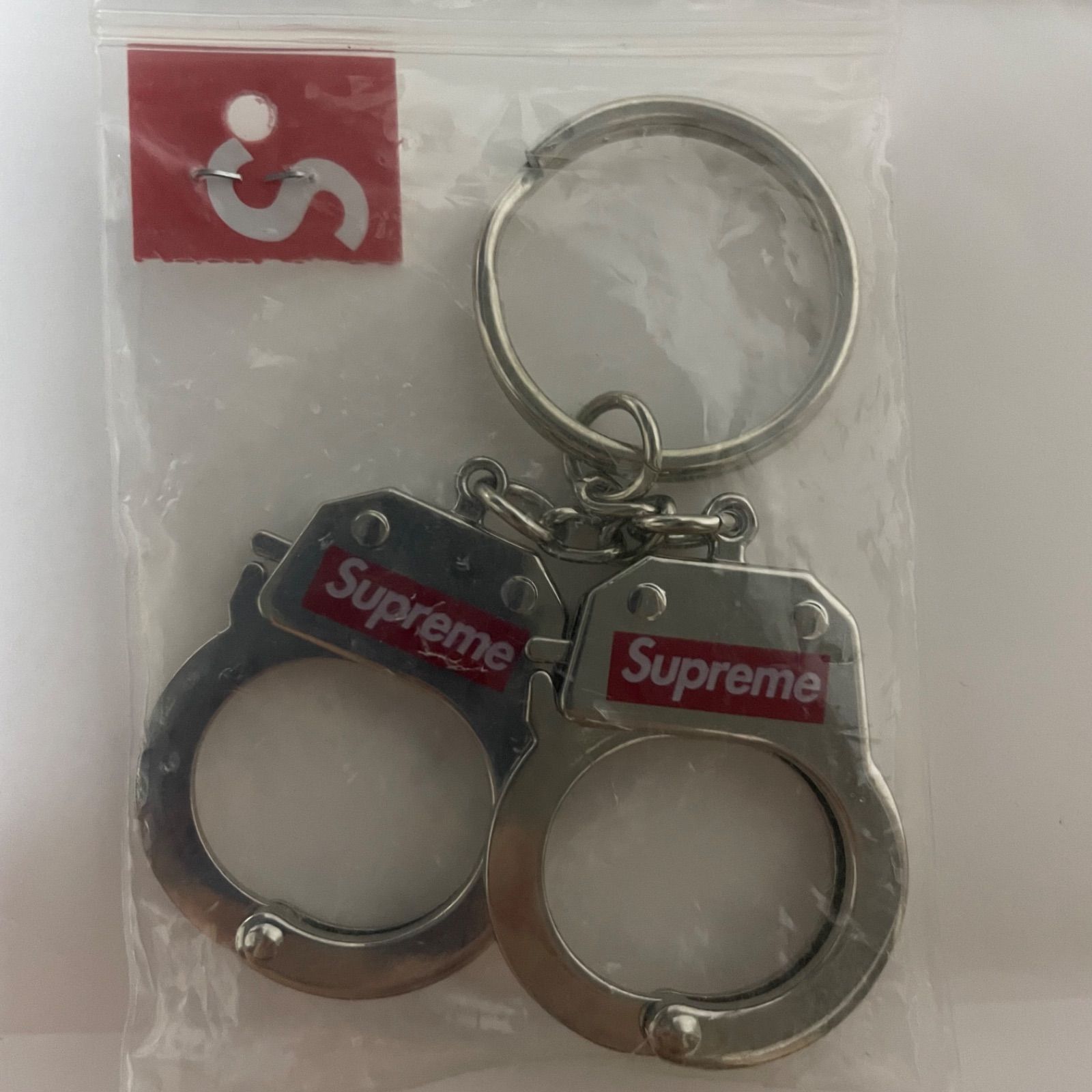 新品 17AW Supreme Handcuffs Keychainメンズ - キーホルダー