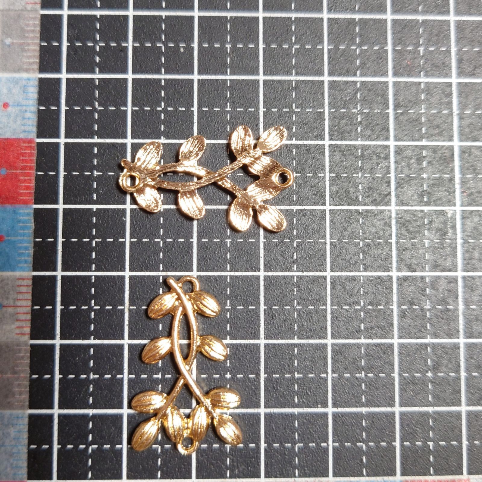 ハンドメイド　コネクター  チャーム　リーフ　フラワー リーフのコネクターチャーム10個入り - メルカリ