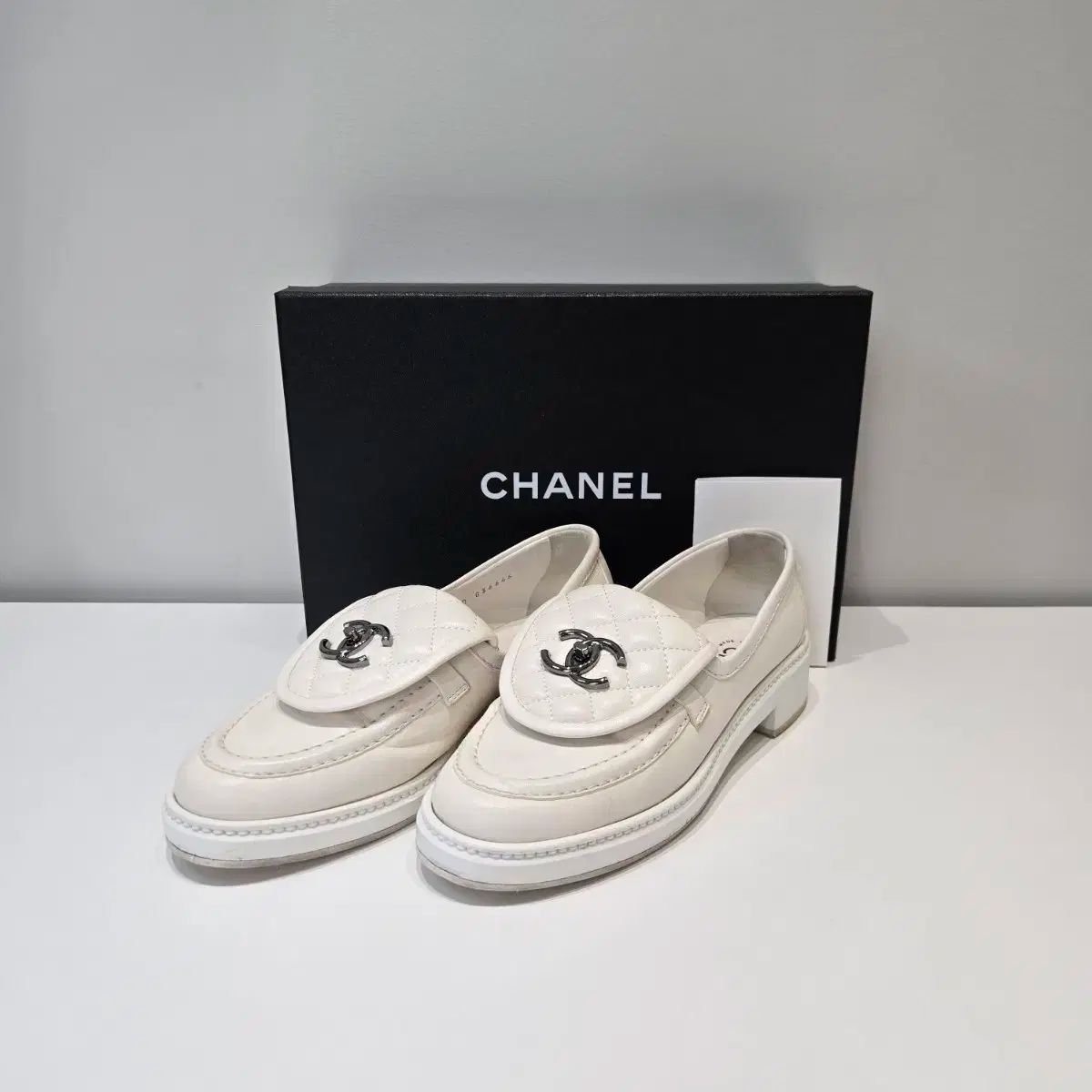 CHANEL シャネル G36646 CC ロゴ ターンロック モカシンシューズ 白 ローファー