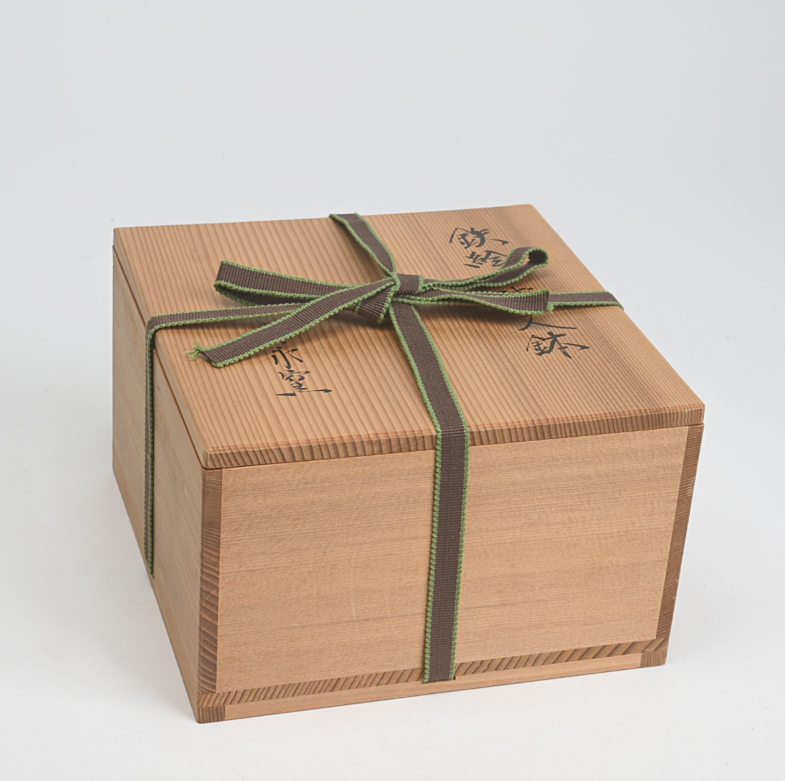 いせ　廣永窯　鉄彩刻文　大皿　共箱 いせ 廣永窯 鉄彩刻文 大皿 共箱