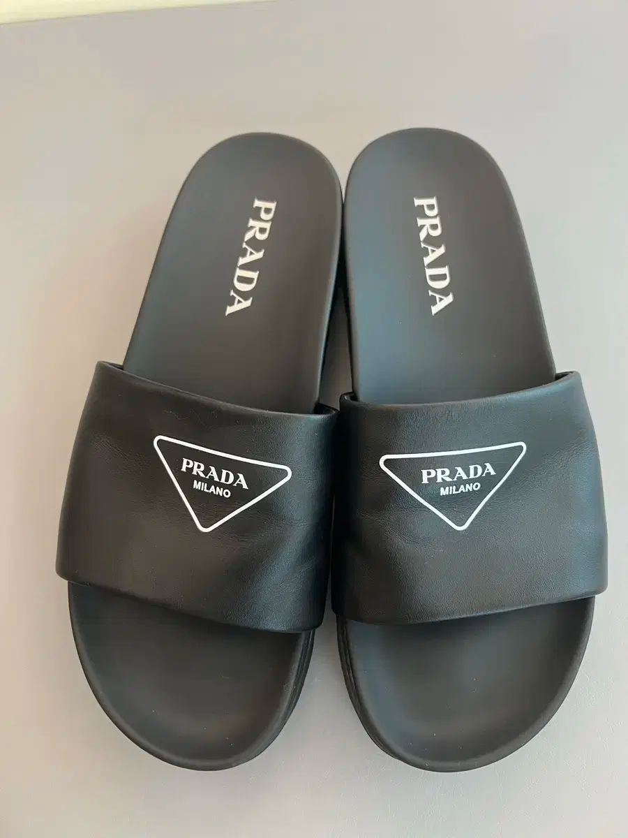 【PRADA】lady's ワンポイントロゴ black スリッパ Logo slippers in black - Prada | Mytheresa