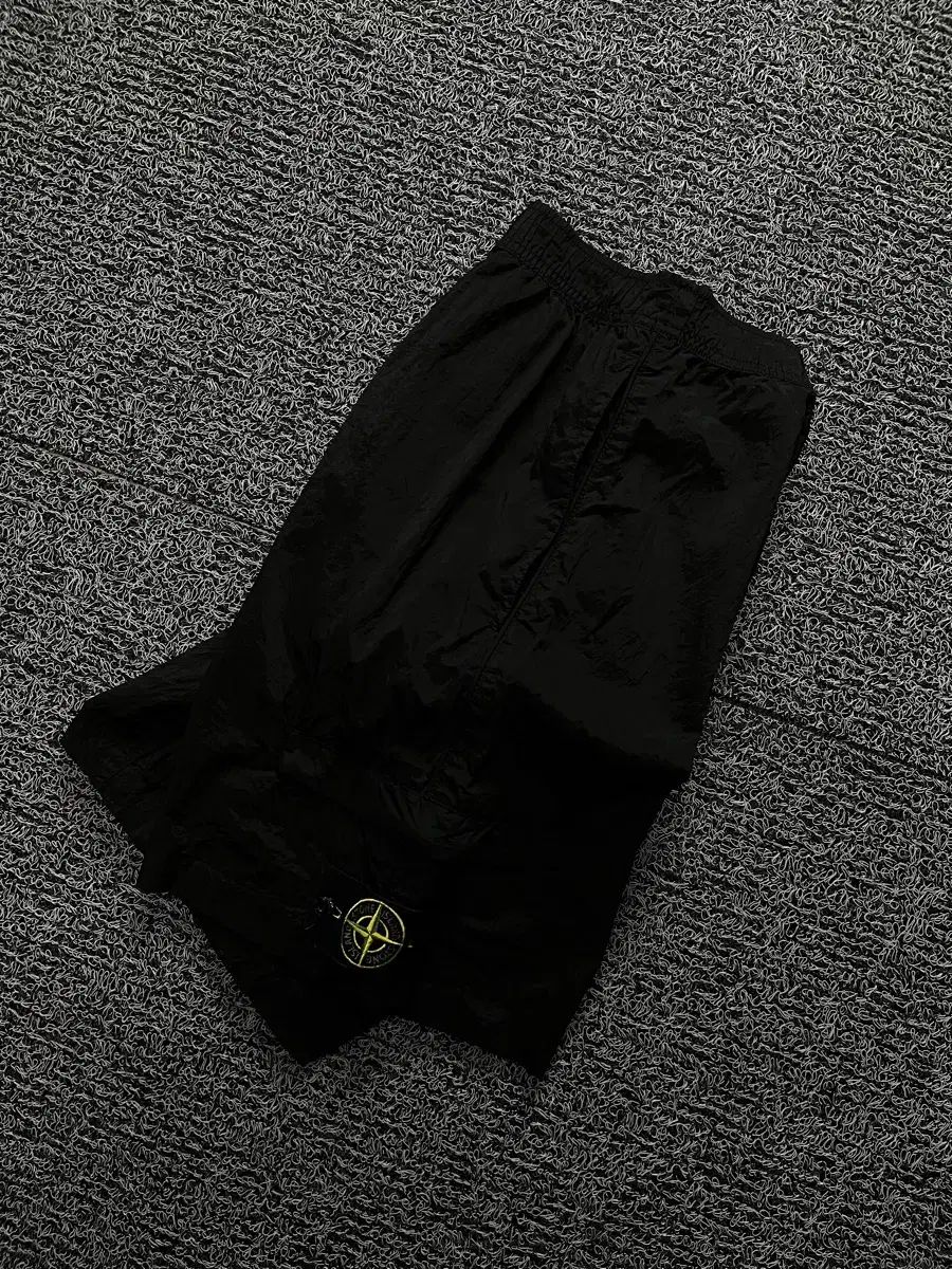 STONE ISLAND ストーンアイランド ワッペン 黒 ナイロン メタル ショートパンツ