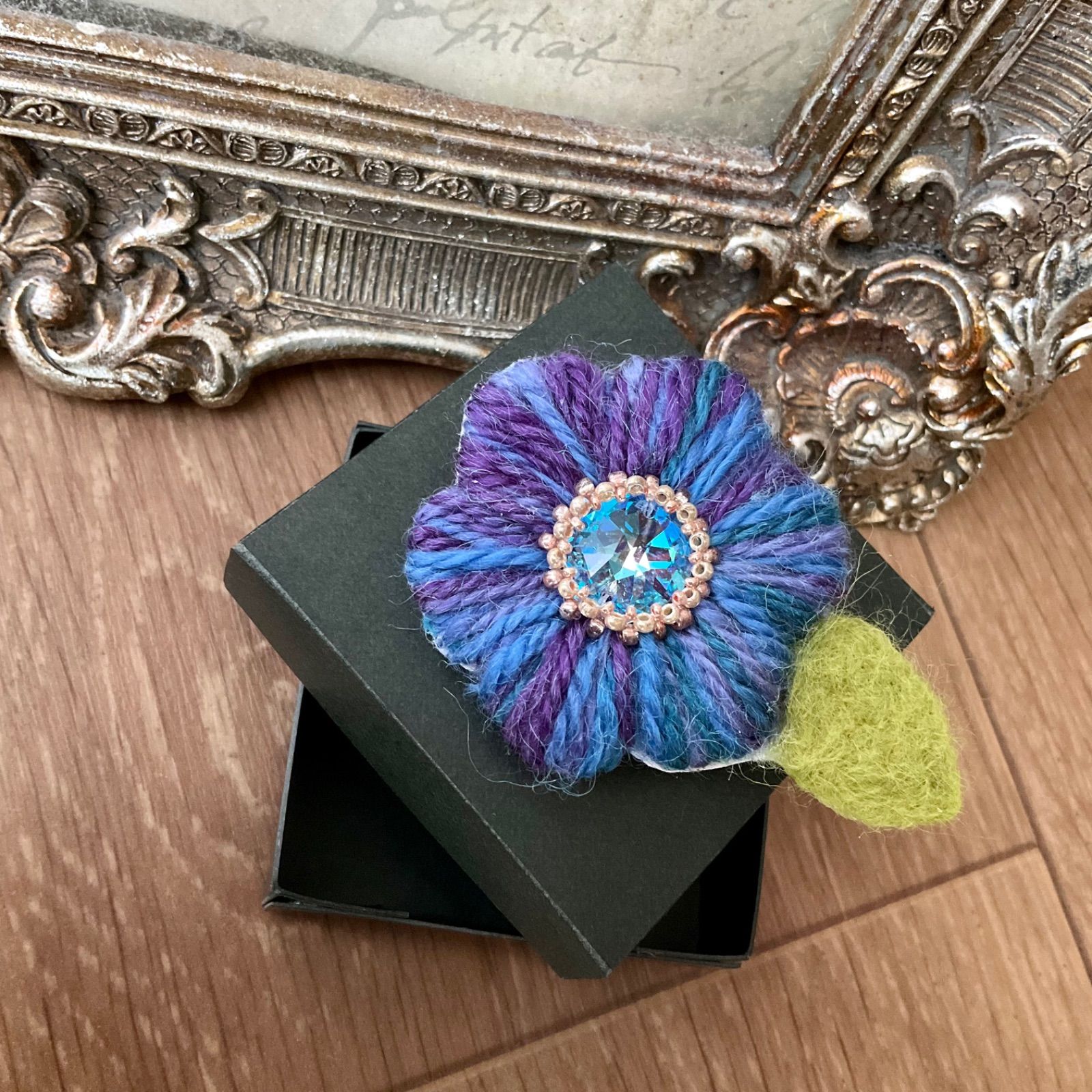 ふっくらお花の毛糸刺繍ブローチ 青 ベリーカラー - メルカリ