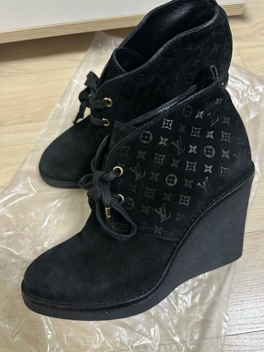 ルイヴィトンの スウェードウォーカーブーツ ウエッジヒール 240