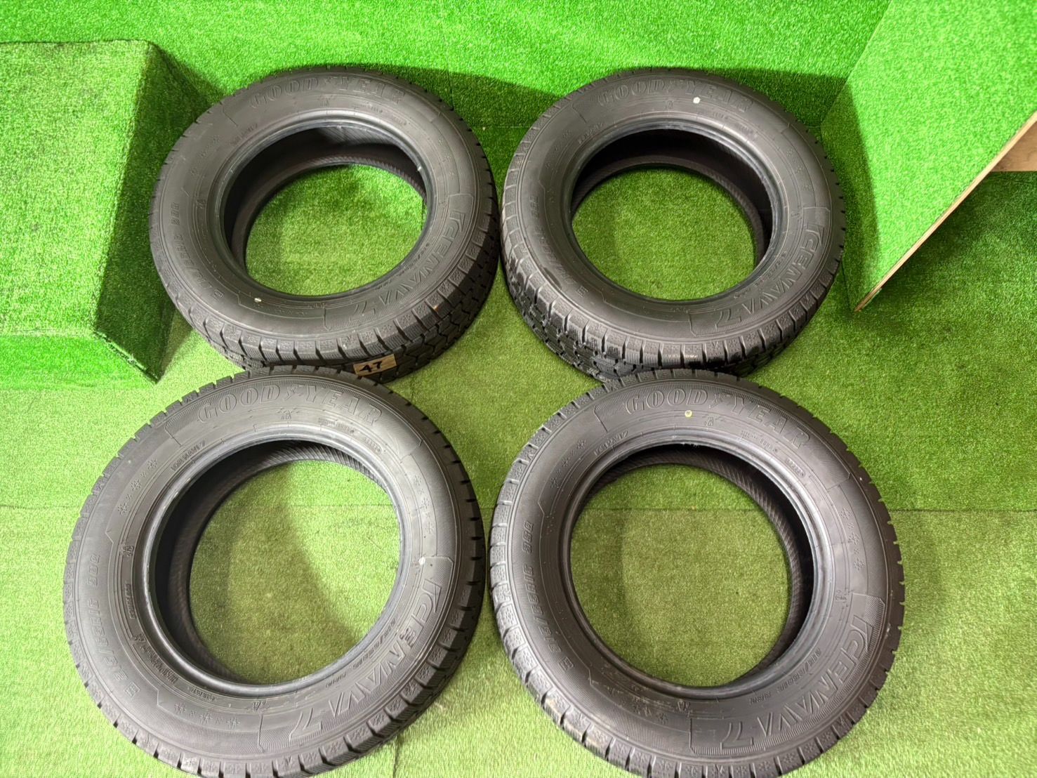 GOODYEAR ICE NAVI 7 215 65R16 98Q スタッドレス 4本セット 製 残溝8.8mm 上