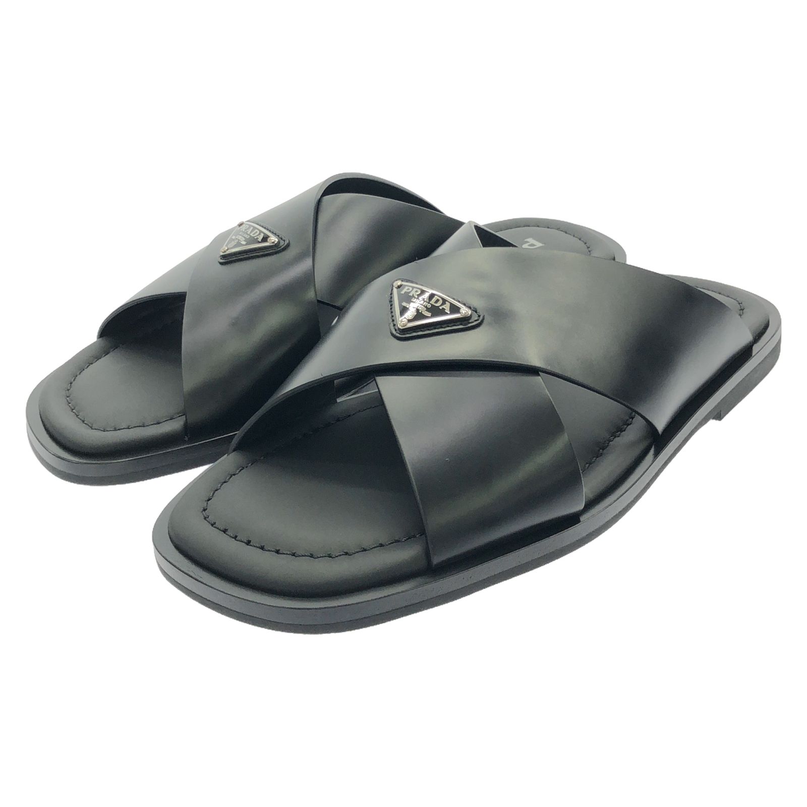 【PRADA】レザートリムのスライド Leather-trimmed slides in black - Prada | Mytheresa
