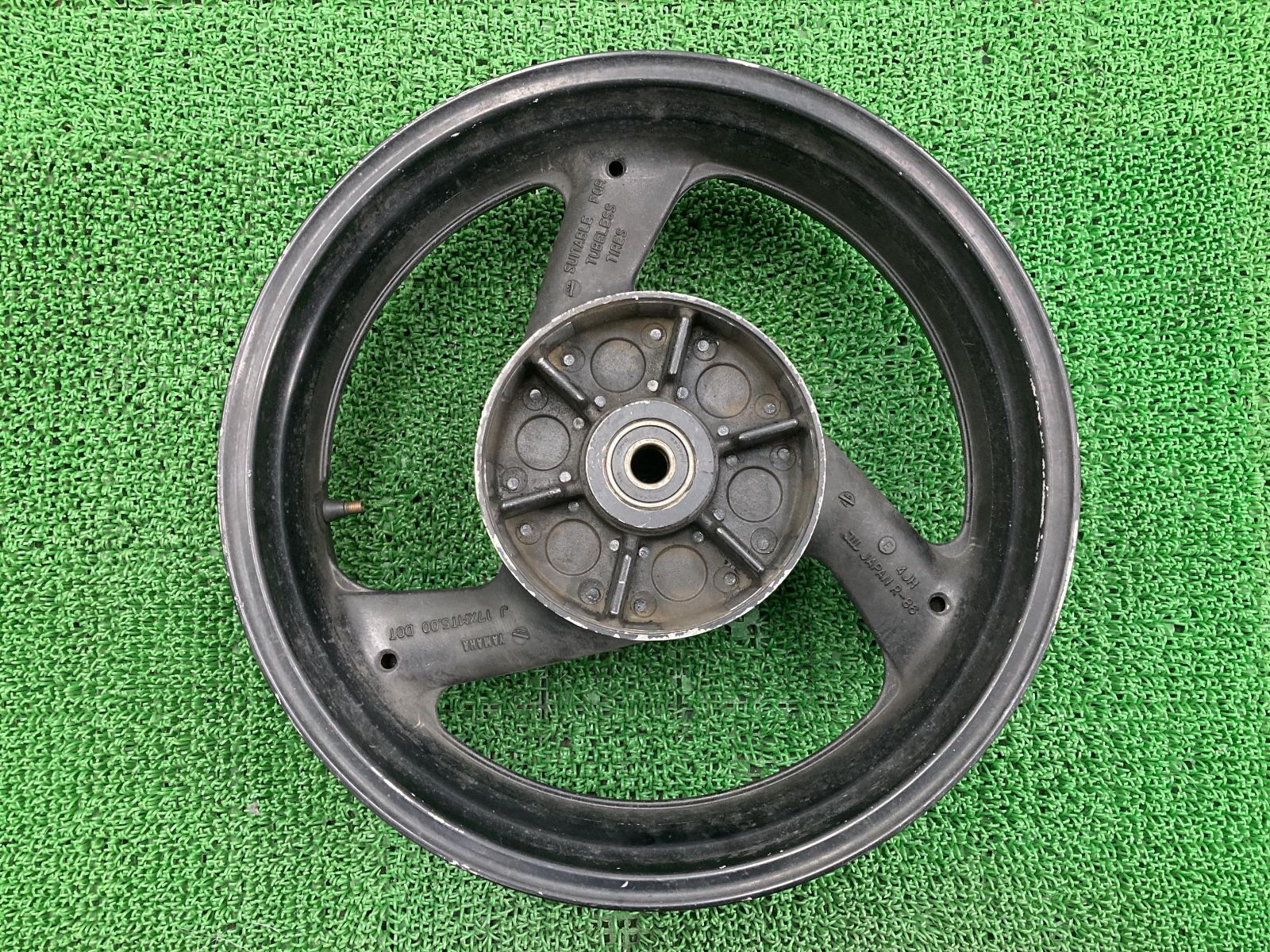 TRX850 リアホイール 黒 R-86 ヤマハ 純正 バイク 部品 4NX FZ400 FZS600フェザー YZF600Rサンダーキャット FZR600にも 【中古】 69 TRX850 リアホイール 黒 R-86 ヤマハ 純正 中古 バイク 部品 4NX FZ400