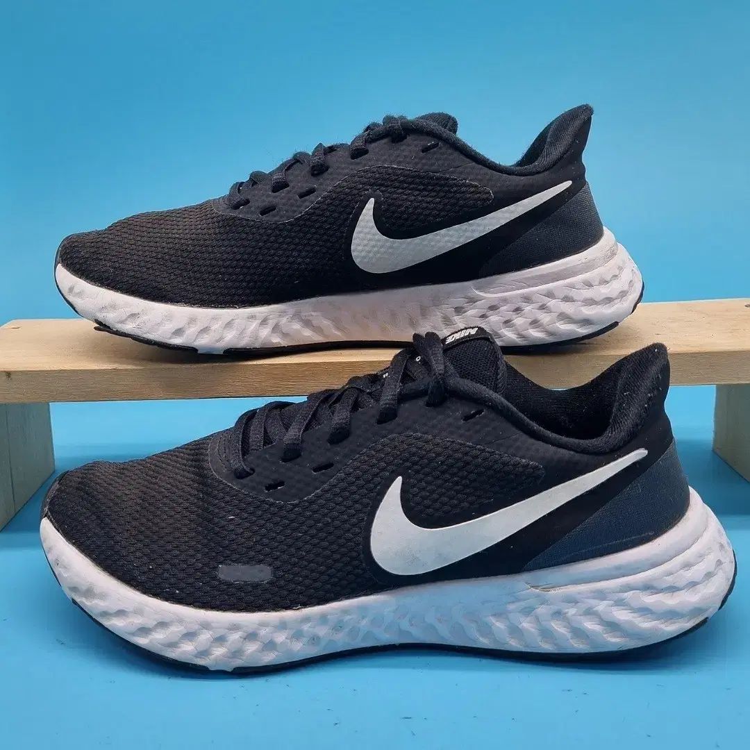 【雷市場（ポンジャン）商品韓国直送】 NIKE(ナイキ) レボリューション 5 レディーススニーカー 240